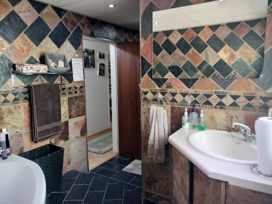 4 Bedroom Property for Sale in Langenhovenpark Free State
